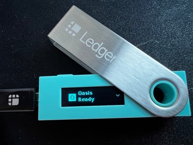 Oasis App Ready on Ledger Nano S connected to your device